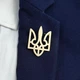 Значок Трезубец малый Герб Украины золотистого цвета - изображение 1
