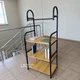 Стелаж підлоговий 4-ярусний 135×60×40 см для дому та кухні, етажерка з полицями з ЛДСП та металевим каркасом та гачками для книг, декору, посуду та побутових речей Золотистий дуб, YM-065-4-GoldenOak - зображення 3