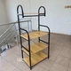 Стелаж підлоговий 4-ярусний 135×60×40 см для дому та кухні, етажерка з полицями з ЛДСП та металевим каркасом та гачками для книг, декору, посуду та побутових речей Золотистий дуб, YM-065-4-GoldenOak - зображення 10