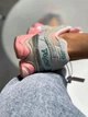 Кросівки жіночі NB x Joe Freshgoods 9060 комфортне міське взуття на кожен день м'ятно-рожевого кольору розмір 39 - зображення 8
