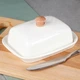 Maselniczka Vilde z drewnianym uchwytem ceramiczna biała (5904316481445) - obraz 2