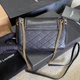 Женская кожаная сумка YSL Mini Nolita черного цвета с золотистой фурнитурой, через плечо, с цепочкой - изображение 2
