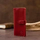 Бумажник женский GRANDE PELLE из натуральной кожи вертикальный глянцевый на кнопке красный 56495 - изображение 6