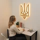 Настенное декоративное панно Герб Украины (Трезубец) с LED-подсветкой деревянный, голд, 36×60 см, сине-жёлтый свет - изображение 8