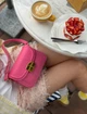 Сумка жіноча з регульованим ремінцем на плече та через плече з акцентною застібкою фуксія - зображення 4