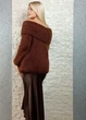Светр фактурної в'язки з широкою горловиною коричневий Italy Moda 22-026 - коричневий - M-XL - изображение 4