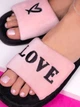 Женские комфортные домашние тапочки с открытыми пальцами и вышивкой Love цвет розовый размер 42-43 - изображение 2