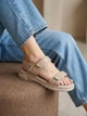 Женские босоножки PARADIZE SHOES темно-бежевого цвета из натуральной кожи с липучками на средней подошве 38 размер (стелька 24,6 см) - изображение 1
