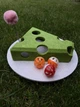 Интерактивный лабиринт для кошек Interactive Cat Toy в форме сыра 30×30×6,5 см игрушка с шариками с колокольчиками и дразнилкой для активных игр - изображение 4