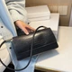 Женская классическая сумка 5611 рептилия через плечо клатч на короткой ручке багет черная - изображение 3