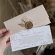 Конверт з дизайнерського паперу з печаткою декором та листівкою під гроші 16,6 х 8 бежевий - изображение 1