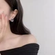 Серьги-гвоздики Камелия инкрустированы стразами из цинкового сплава 2 шт. Черный с золотистым - изображение 5