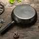 Глубокая сковорода OLOFE Zhangqiu, плоское дно, из черного чугуна, без покрытия, с антипригарным покрытием, подходит для блинов, жареного мяса, стейков, завтраков, яичницы, 28 см. - изображение 9