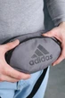Бананка мужская Adidas серая, сумка бананка через плечо мужская с серым логотипом - изображение 7