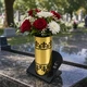 Ваза для цветов на кладбище из нержавеющей стали золотистая с черной подставкой 25 см - изображение 2