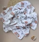Детский муслиновый плед для новорожденных с помпонами 100×80 см — лёгкий плед из натурального муслина Белый с бежевым рисунком Мишка - изображение 1