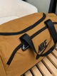 Спортивная дорожная сумка Nike коричневая с черной эмблемой для тренировок путешествий фитнеса и спортзала - изображение 6
