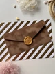 Коричневий конверт під гроші з сургучним відтиском with love та листівкою - зображення 3