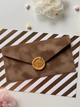 Коричневий конверт під гроші з сургучним відтиском with love та листівкою - зображення 4