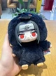 Мягкая игрушка Итачи Учиха в костюме Лабубу Naruto Labubu коллекционная плюшевая фигурка 17 см аниме мерч для фанатов японской культуры оригинальный подарочный сувенир для декорирования рабочего стола полки - изображение 1