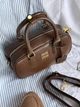 Элегантная женская кожаная сумка MiuMiu коричневая (96665) - изображение 3