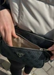 Женская сумка Guess 136 кросс-боди серая - изображение 4