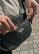 Женская сумка Guess 136 кросс-боди серая - изображение 5