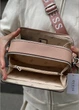 Женская прямоугольная сумка Guess 23705 кросс-боди розовая - изображение 3