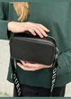 Женская прямоугольная сумка Guess 23705 кросс-боди черная - изображение 4