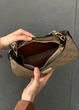 Женская сумка Guess багет бежевая - изображение 5
