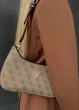 Женская сумка Guess багет бежевая - изображение 6