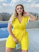 Комбинезон женский с шортами на запах, поясом, короткими рукавами, контрастными лампасами, карманами и текстовым принтом больших размеров G&M k-131811 50-52 Размер цвет жоўты - зображення 2
