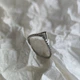 Серебряное кольцо с фианитами, вес изделия 0,74 гр (2209874) - изображение 2