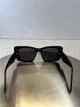 Солнцезащитные очки Prada SPR08 1AB-5S0 - черная прямоугольная оправа, темная линза, логотип Prada, женские, - изображение 5