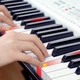 Meirkergr MK-2100 White Smart Version + Stand, интеллектуальная 61-клавишная клавиатура с подсветкой, многофункциональная электронная клавиатура, возможность подключения микрофона, наушников, USB-накопителя, мобильного телефона, планшет с подставкой. - изображение 9