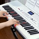 Meirkergr MK-2100 White Smart Version + Stand, интеллектуальная 61-клавишная клавиатура с подсветкой, многофункциональная электронная клавиатура, возможность подключения микрофона, наушников, USB-накопителя, мобильного телефона, планшет с подставкой. - изображение 10