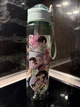Прозрачная голубая бутылка для воды K-POP Huntrix 700 мл с трубочкой и ремешком, детская многоразовая - изображение 6