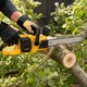 Цепная пила Electric Saw DT 1291 с двумя аккумуляторами 16 дюймов 406 см желтая для сада и заготовки дров мощный автономный инструмент для быстрой распиловки толстых веток и стволов деревьев с эргономичной конструкцией и двумя рукоятками - изображение 3