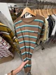 Футболка женская большого размера полосатая с карманом на груди One Size 48-52 коричневая - изображение 6