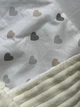 Детский плюшевый конверт для выписки на съемном утеплителе Minky 90Х80 см, кремовый Сердечки - изображение 4