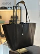 Сумка жіноча Armani Exchange двосторонній шопер тоут на плече чорна з косметичкою - изображение 9