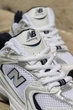 Кроссовки NB 530 унисекс белые с серебристым и синим 37 (23,5) - изображение 5