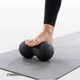 Масажний м'ячик подвійний EasyFit 24 х 12 см чорний (EPP-м'яч для МФР та йоги, м'ячик-масажер для спини, ніг, рук, шиї та стоп) - зображення 5