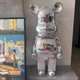 Фигурка Bearbrick серебряного цвета на подставке SUPREME 155 см. Дизайнерская игрушка Беарбрик. Фигурка Be@rbrick - изображение 3