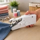 Портативная ручная мини швейная машинка FHSM Handy Stitch, аккумуляторная машинка для быстрого ремонта и шитья одежды - изображение 1