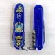 Нож Victorinox Huntsman Ukraine Украинские мотивы Синий (1049-Vx13713.T2_T1370u) - изображение 2