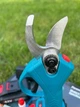 Акумуляторний секатор Krafftec 42 В 2 5 А·год електричні садові ножиці бездротові для обрізки дерев гілок винограду малини кущів діаметр різу 25 мм Li Ion 100 різів хв 2 АКБ кейс - зображення 3