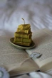 Свічка у формі стопки книг маленька - изображение 1
