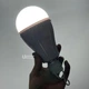 Лампочка з акумулятором аварійна E27 світлодіодна 20Вт New Emergency Lamp, автономна енергозберігаюча акумуляторна LED-лампочка при відключенні світла для дому, квартири, офісу, дачі, холодне біле світло, NEL-27 - зображення 11