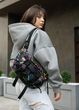 Большая женская текстильная сумка-бананка Sambag DynamicDart водонепроницаемая на 9 отделений с абстрактным принтом - изображение 2
